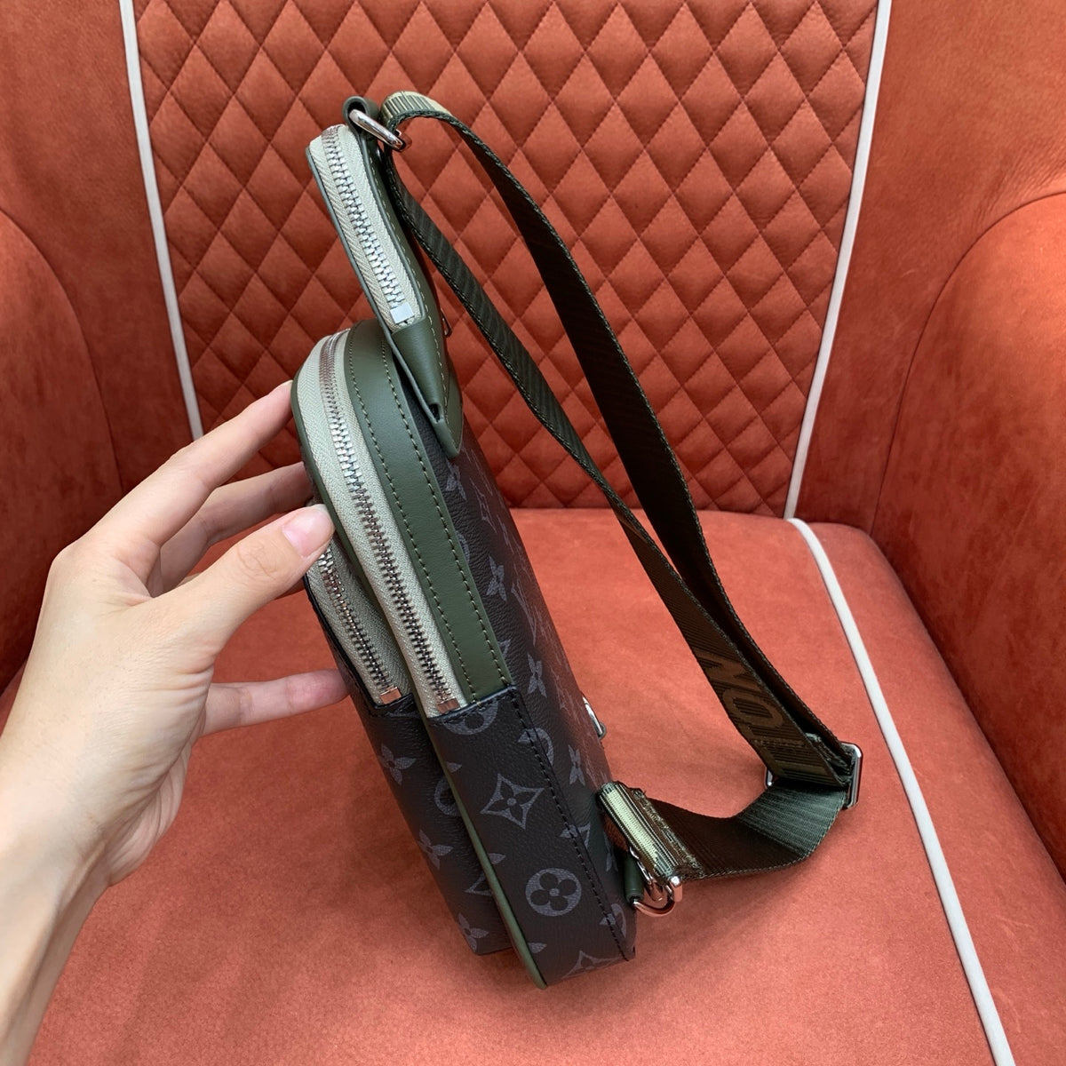 Bolsa Transversal Louis Vuitton Avenue - 33cm