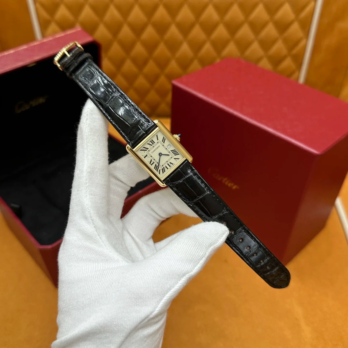 Relógio Cartier Tank – com pulseira de couro