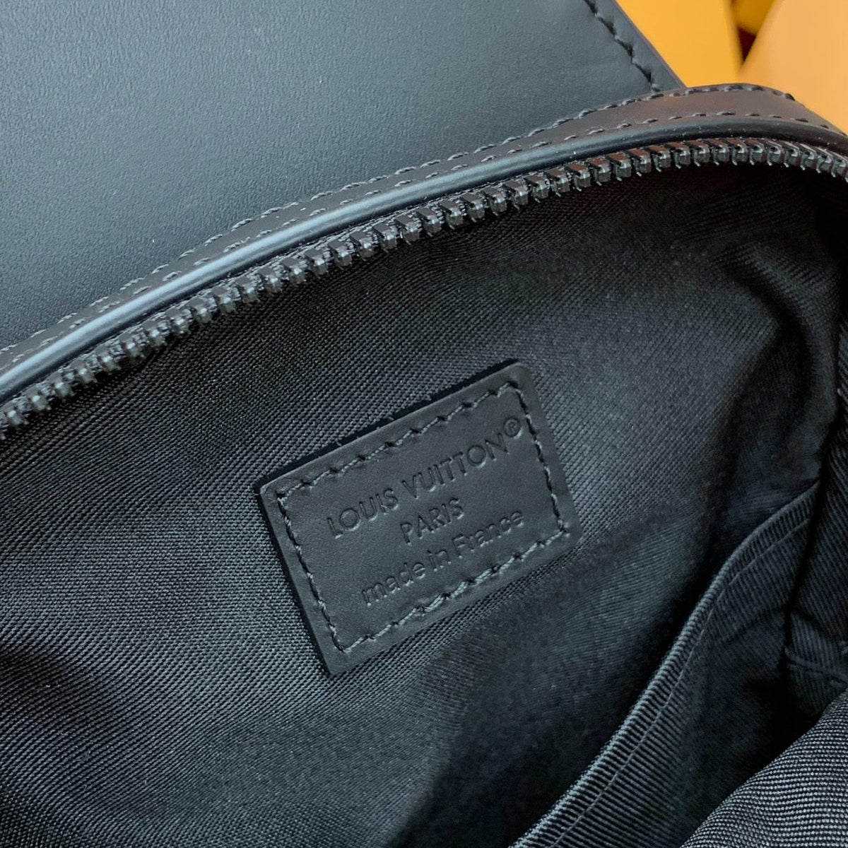 Bolsa Transversal Louis Vuitton Avenue - 33cm