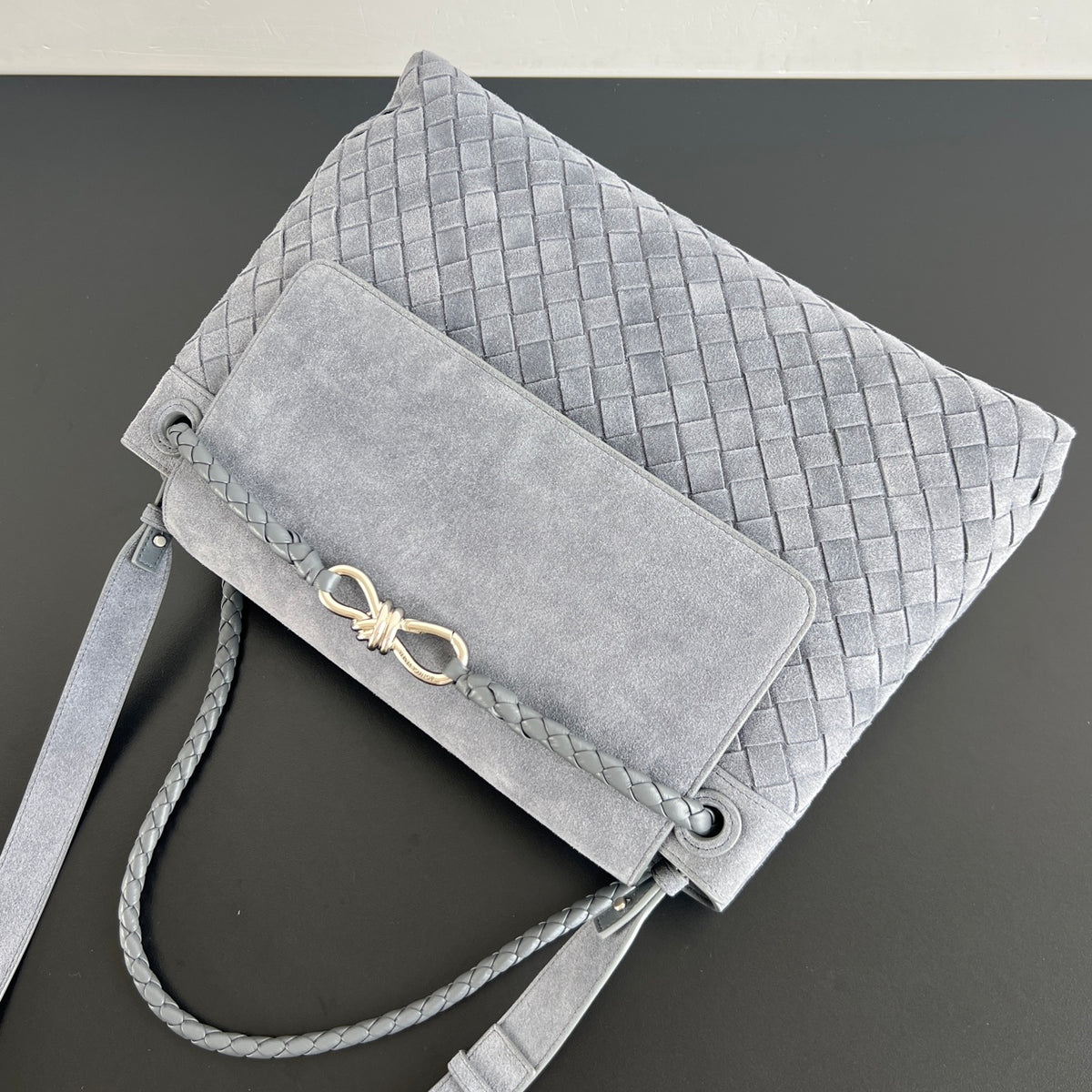 Bottega Veneta Andiamo Masculina - Couro e Camurça - 37 cm