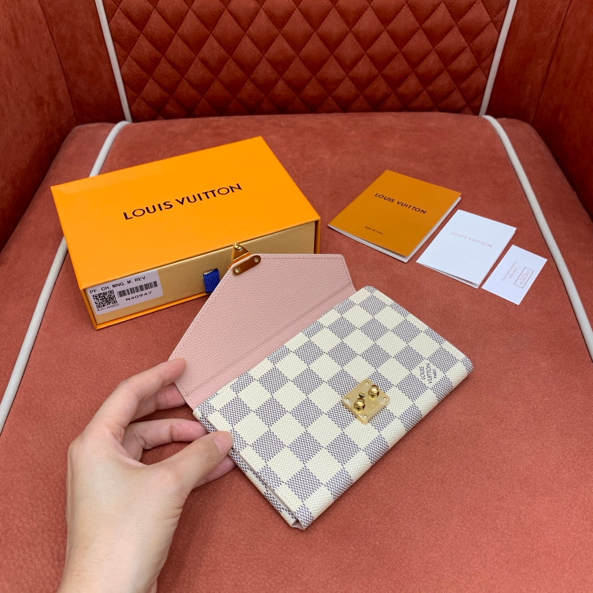 Estojo de Maquiagem Louis Vuitton com Espelho - 17 cm