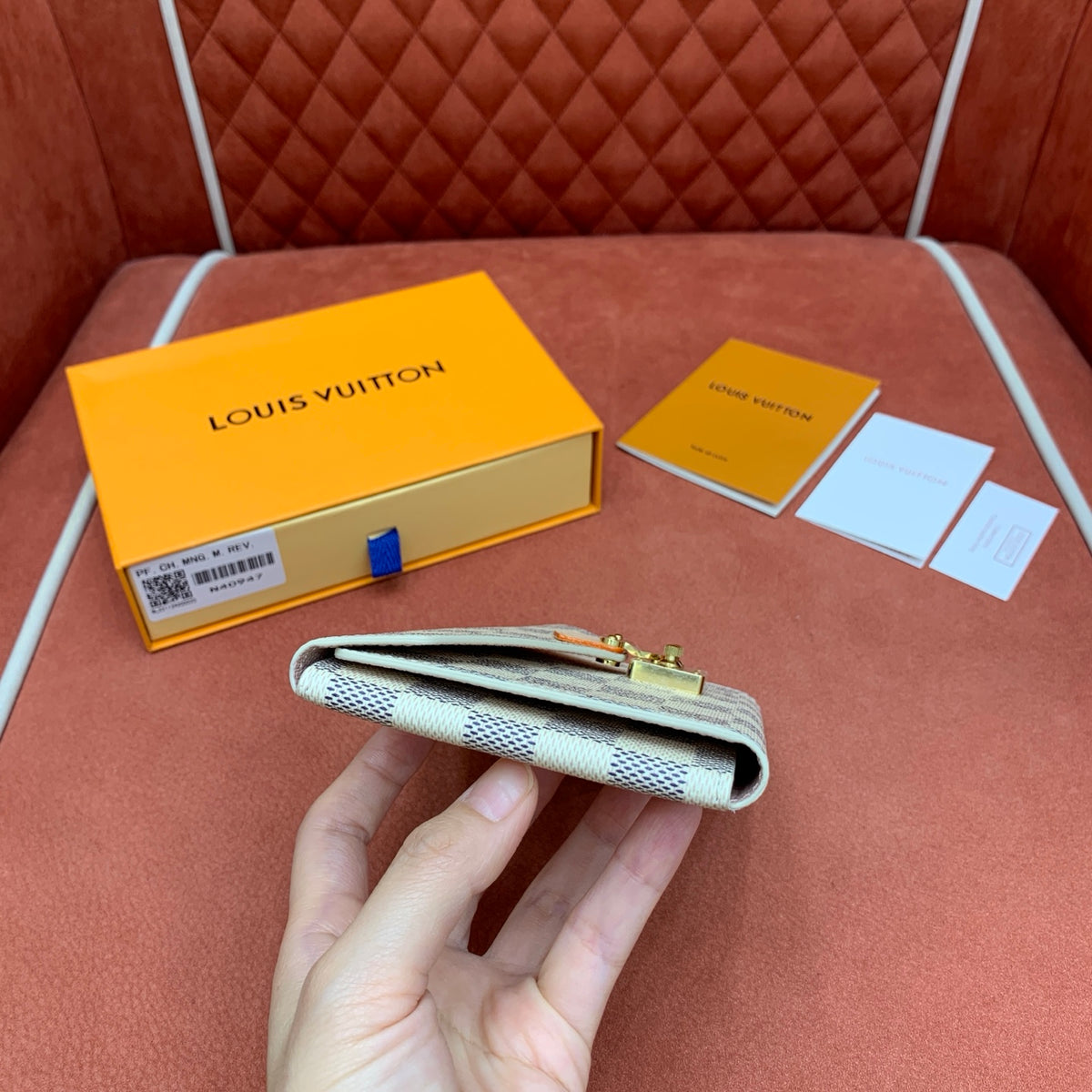 Estojo de Maquiagem Louis Vuitton com Espelho - 17 cm
