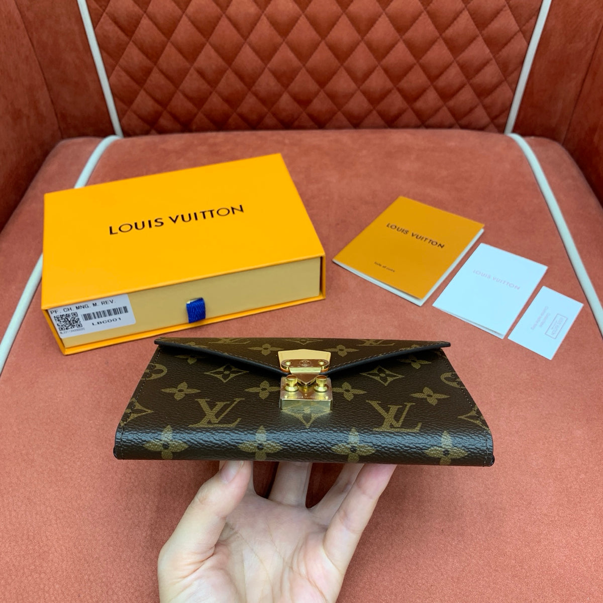 Estojo de Maquiagem Louis Vuitton com Espelho - 17 cm