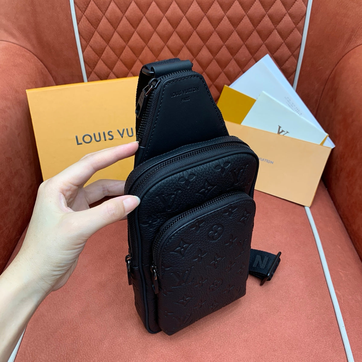 Bolsa Transversal Louis Vuitton Avenue - 33cm