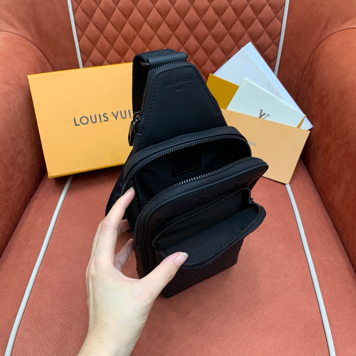 Bolsa Transversal Louis Vuitton Avenue - 33cm