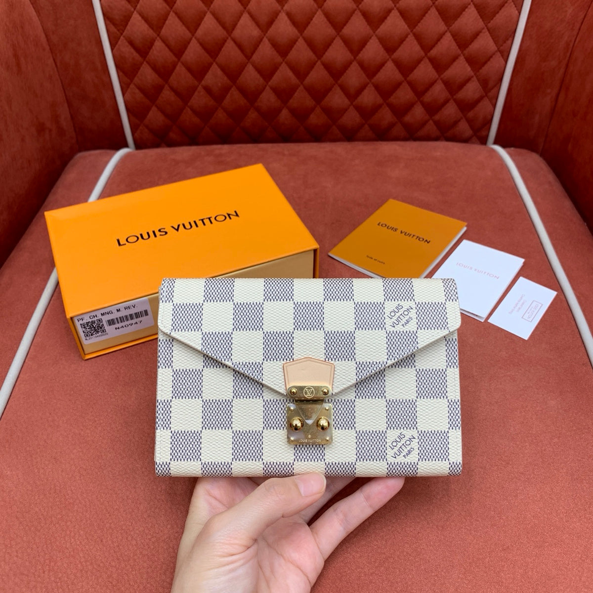 Estojo de Maquiagem Louis Vuitton com Espelho - 17 cm