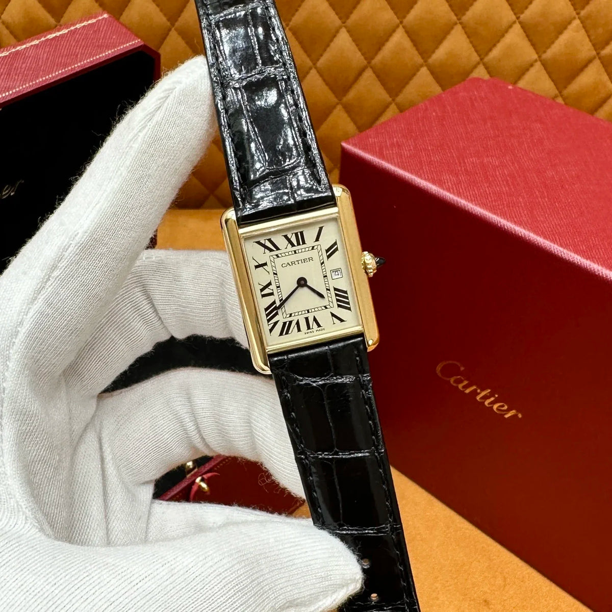 Relógio Cartier Tank – com pulseira de couro