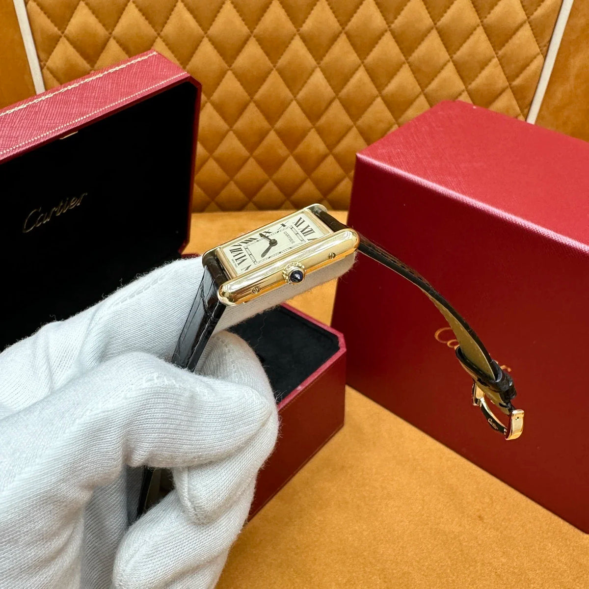 Relógio Cartier Tank – com pulseira de couro