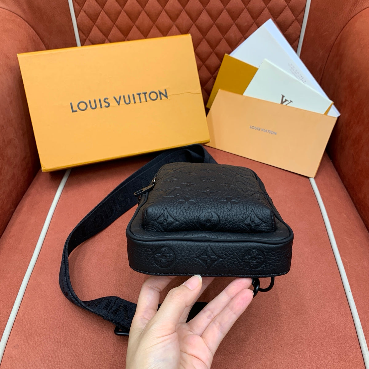 Bolsa Transversal Louis Vuitton Avenue - 33cm