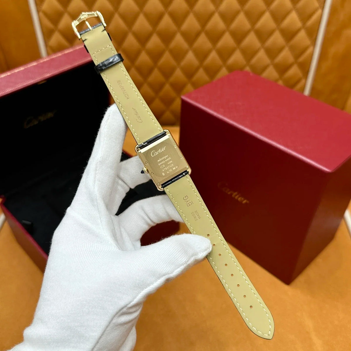Relógio Cartier Tank – com pulseira de couro