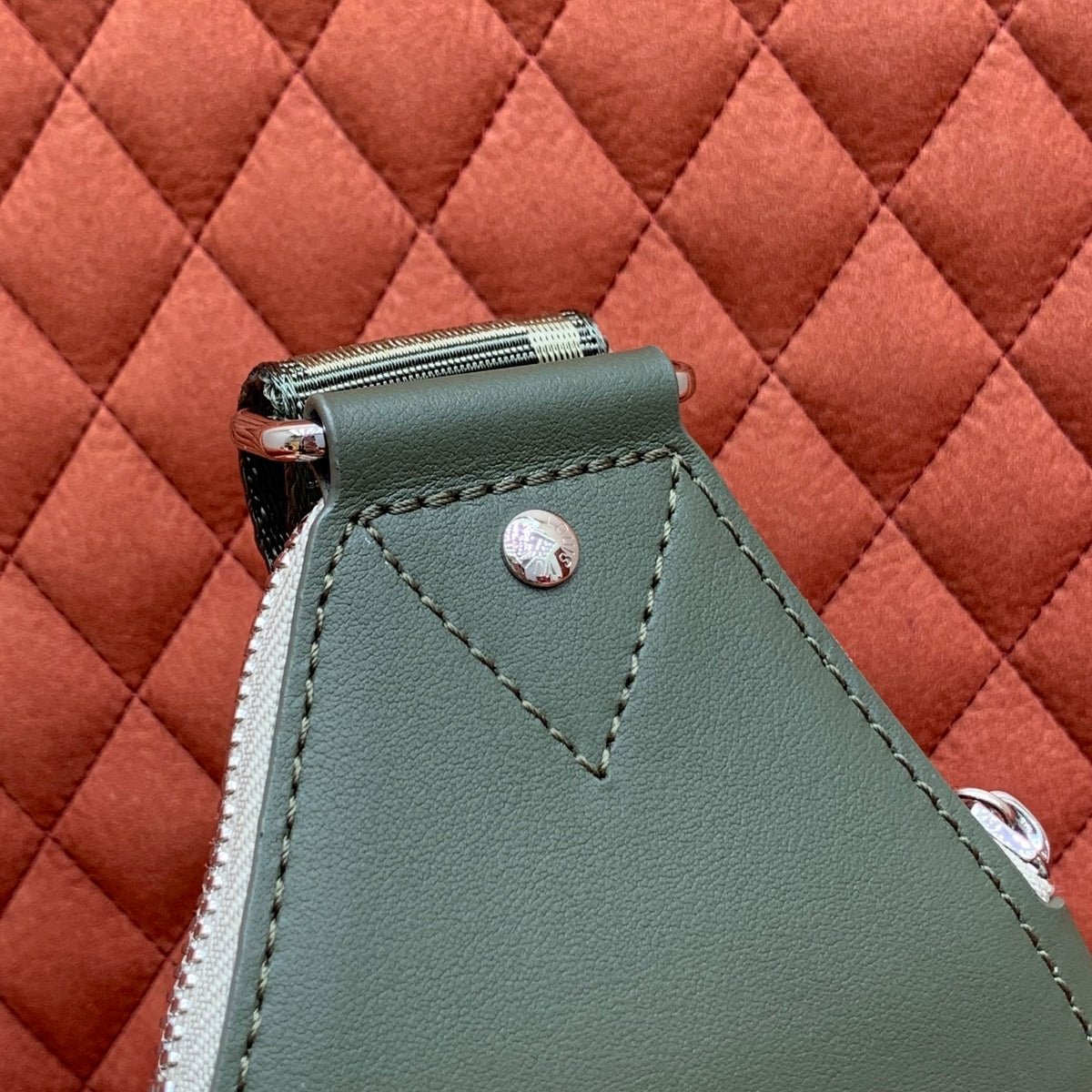Bolsa Transversal Louis Vuitton Avenue - 33cm