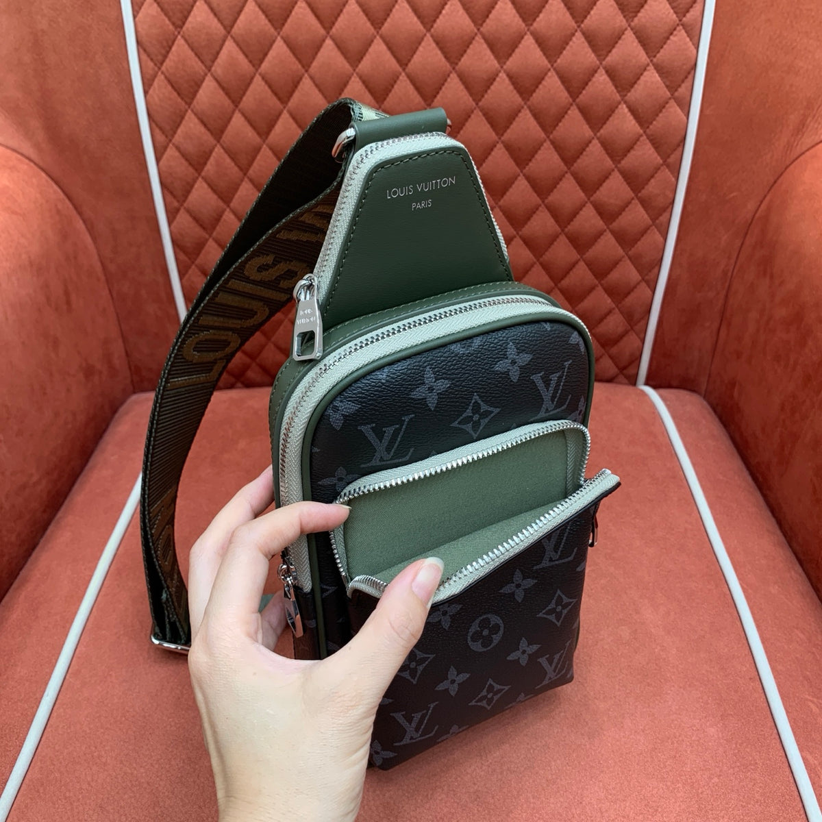 Bolsa Transversal Louis Vuitton Avenue - 33cm