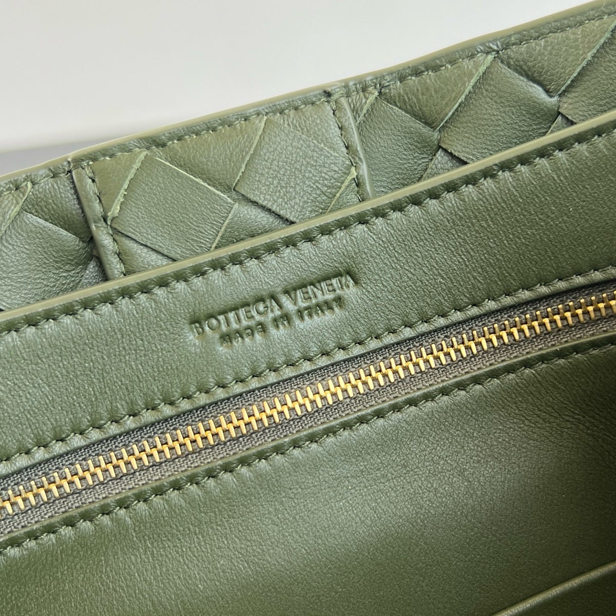 Bottega Veneta Andiamo - Couro de Bezerro e Camurça Verde - 25cm