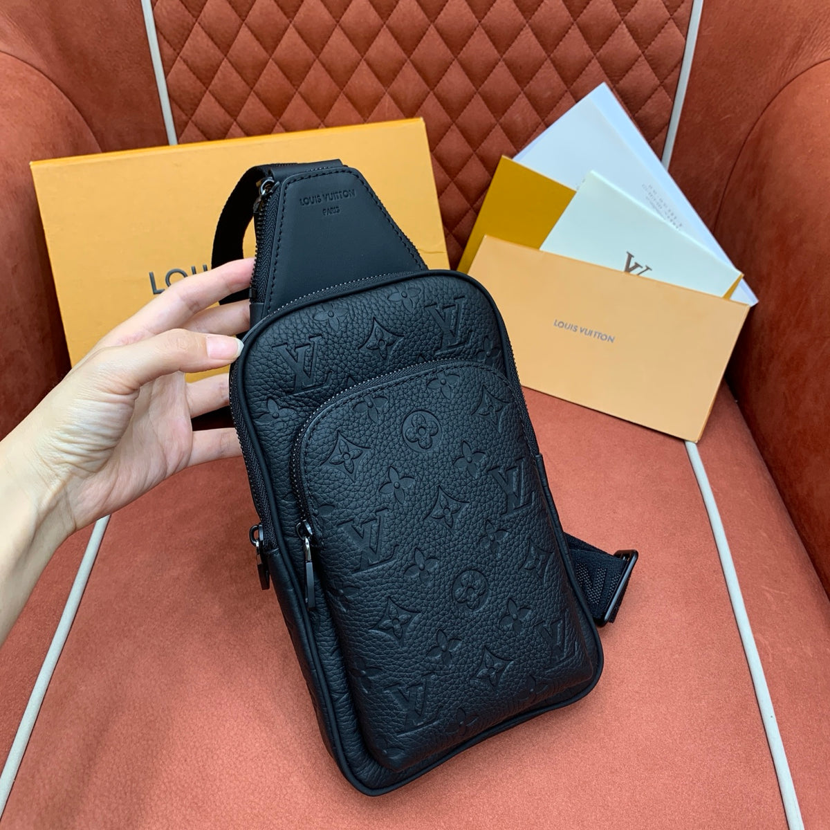 Bolsa Transversal Louis Vuitton Avenue - 33cm