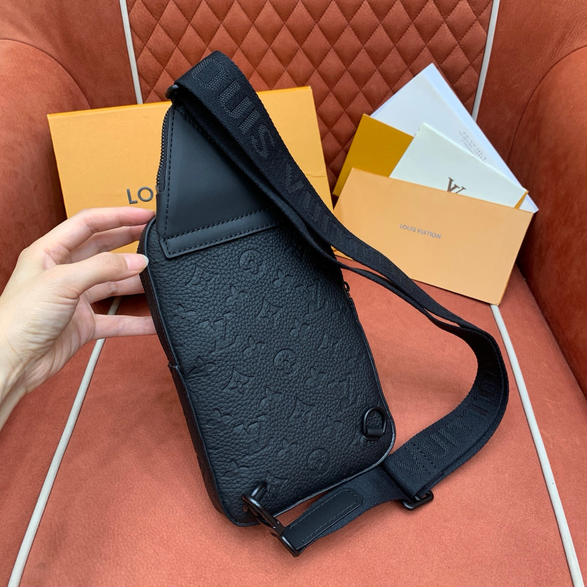 Bolsa Transversal Louis Vuitton Avenue - 33cm