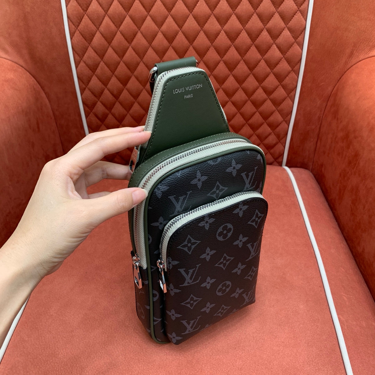 Bolsa Transversal Louis Vuitton Avenue - 33cm