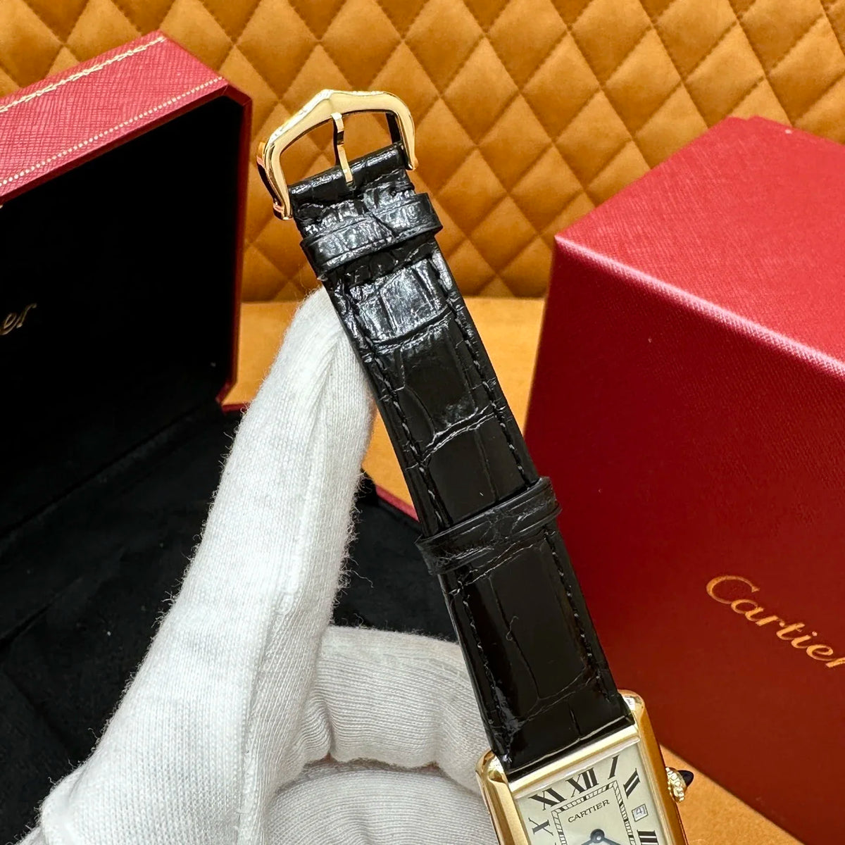 Relógio Cartier Tank – com pulseira de couro