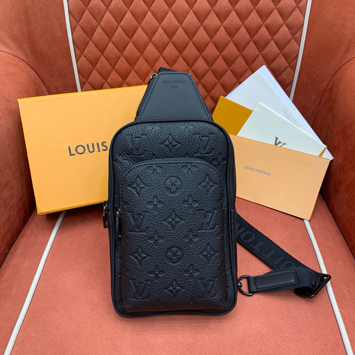 Bolsa Transversal Louis Vuitton Avenue - 33cm