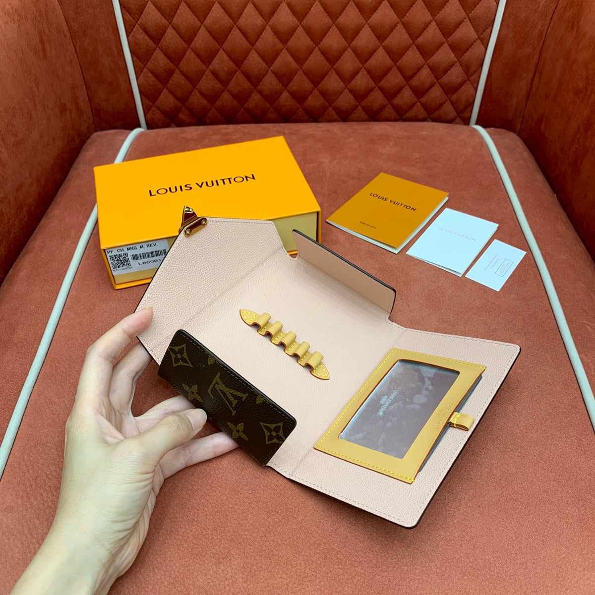 Estojo de Maquiagem Louis Vuitton com Espelho - 17 cm