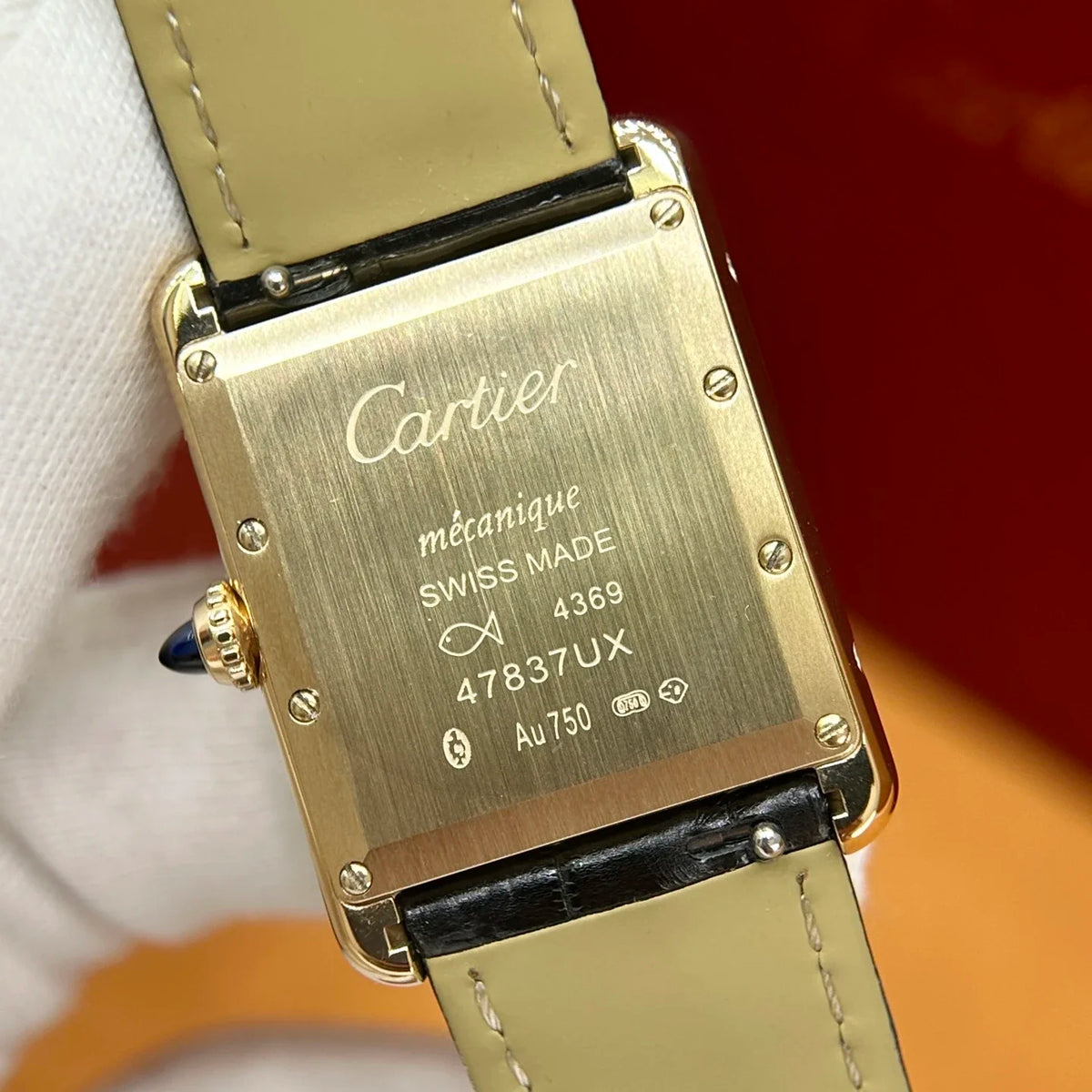 Relógio Cartier Tank – com pulseira de couro