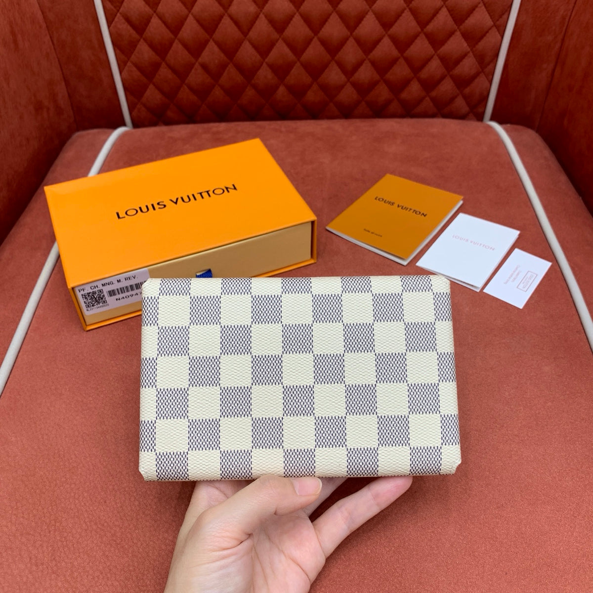 Estojo de Maquiagem Louis Vuitton com Espelho - 17 cm