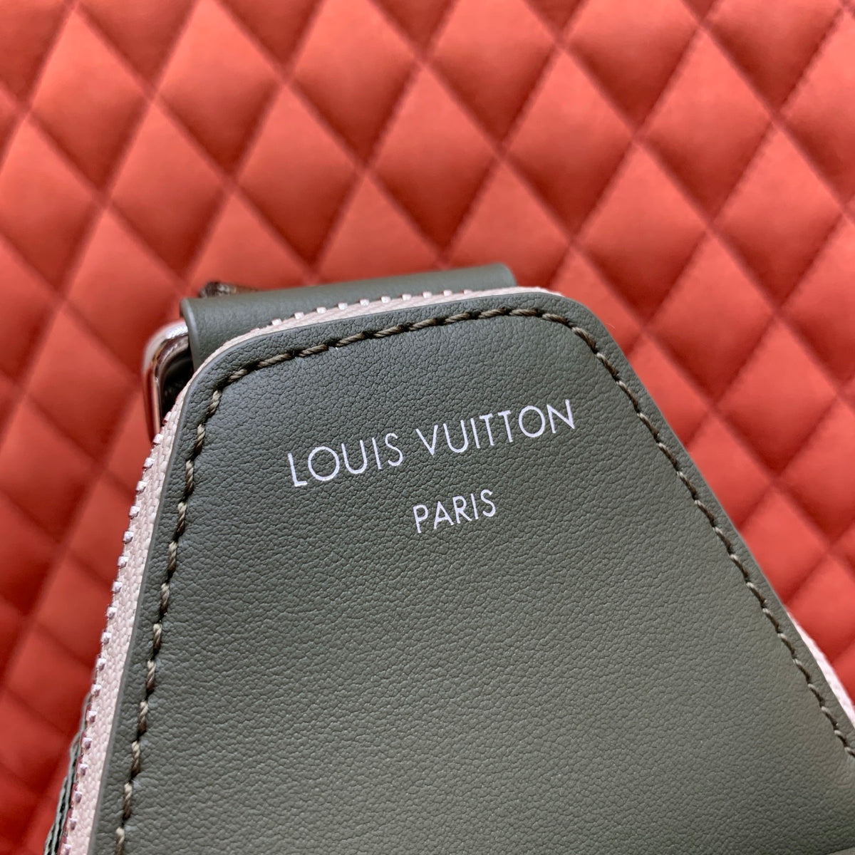 Bolsa Transversal Louis Vuitton Avenue - 33cm