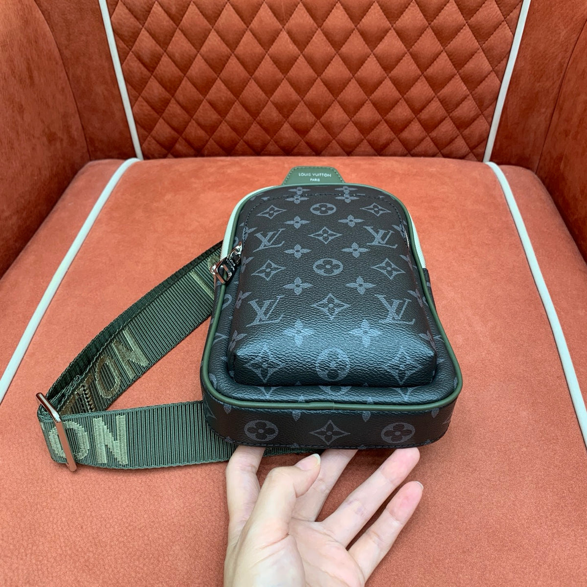 Bolsa Transversal Louis Vuitton Avenue - 33cm