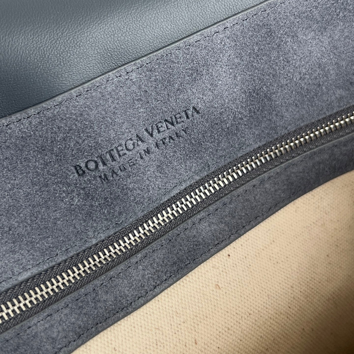 Bottega Veneta Andiamo Masculina - Couro e Camurça - 37 cm