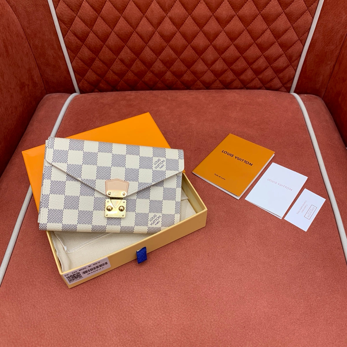 Estojo de Maquiagem Louis Vuitton com Espelho - 17 cm