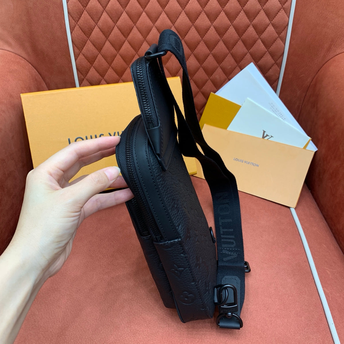 Bolsa Transversal Louis Vuitton Avenue - 33cm