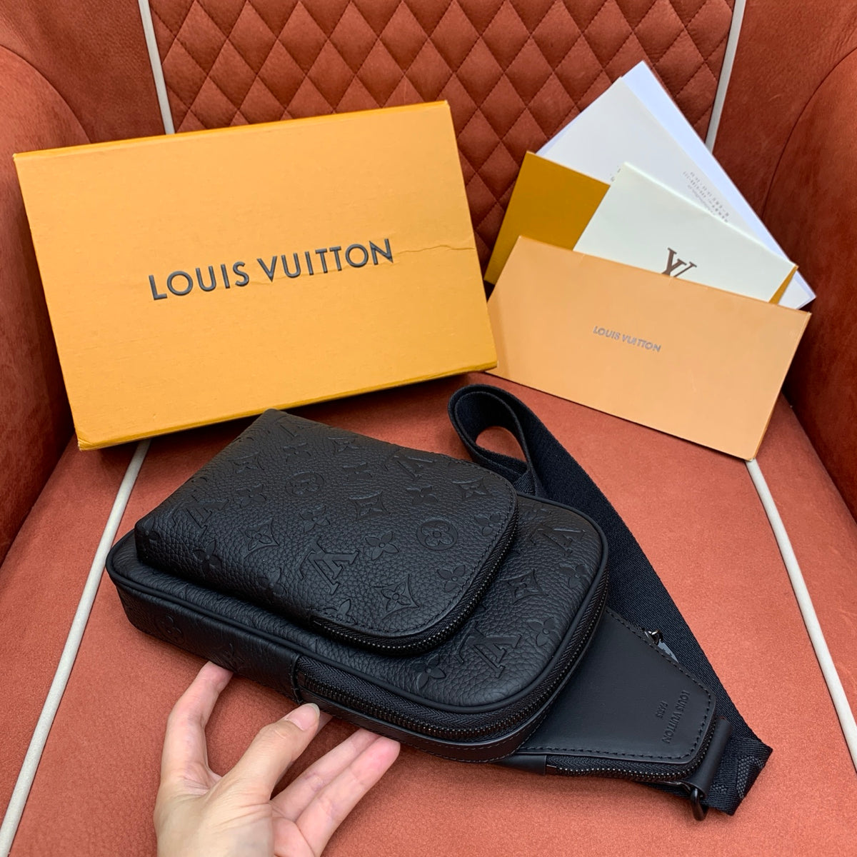 Bolsa Transversal Louis Vuitton Avenue - 33cm