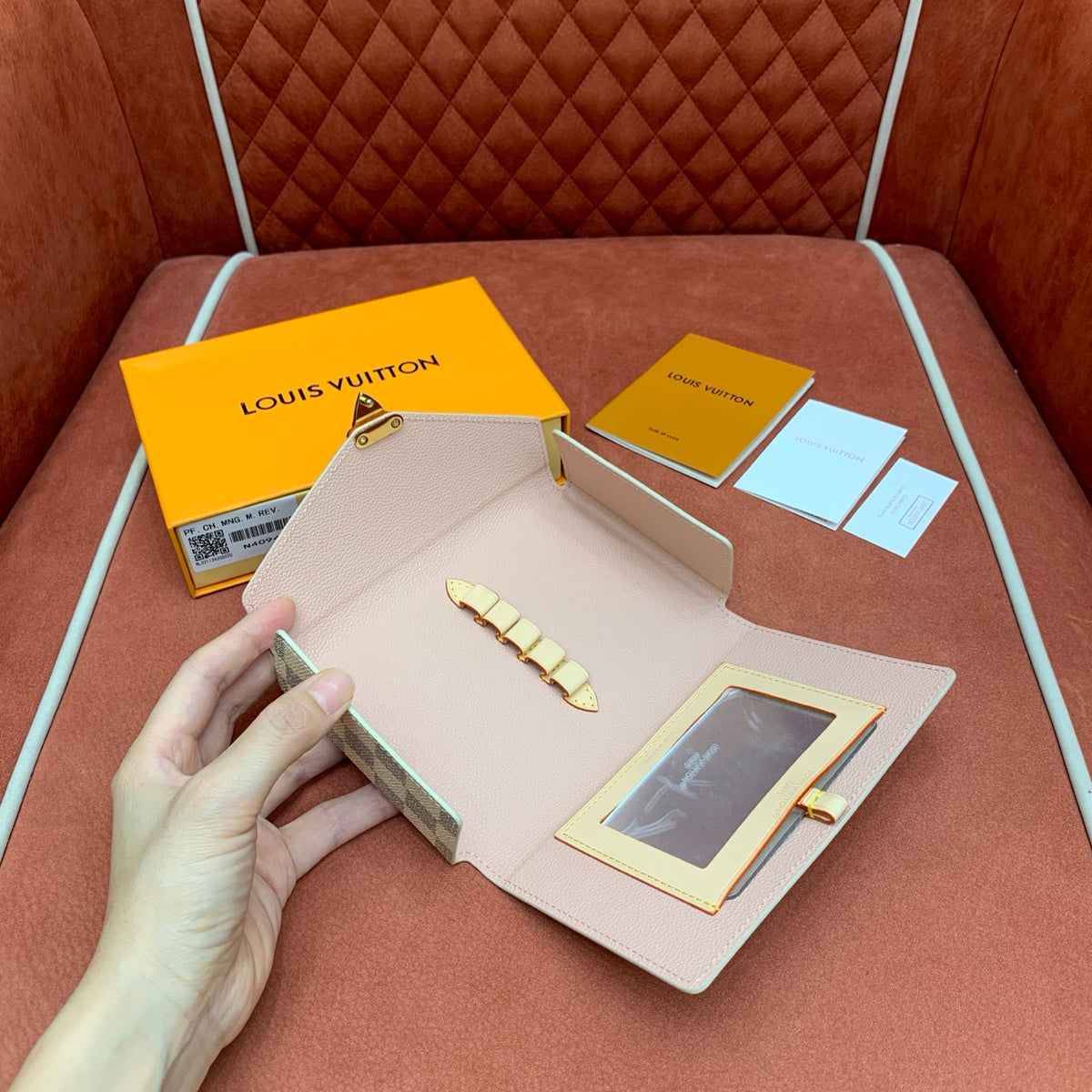 Estojo de Maquiagem Louis Vuitton com Espelho - 17 cm