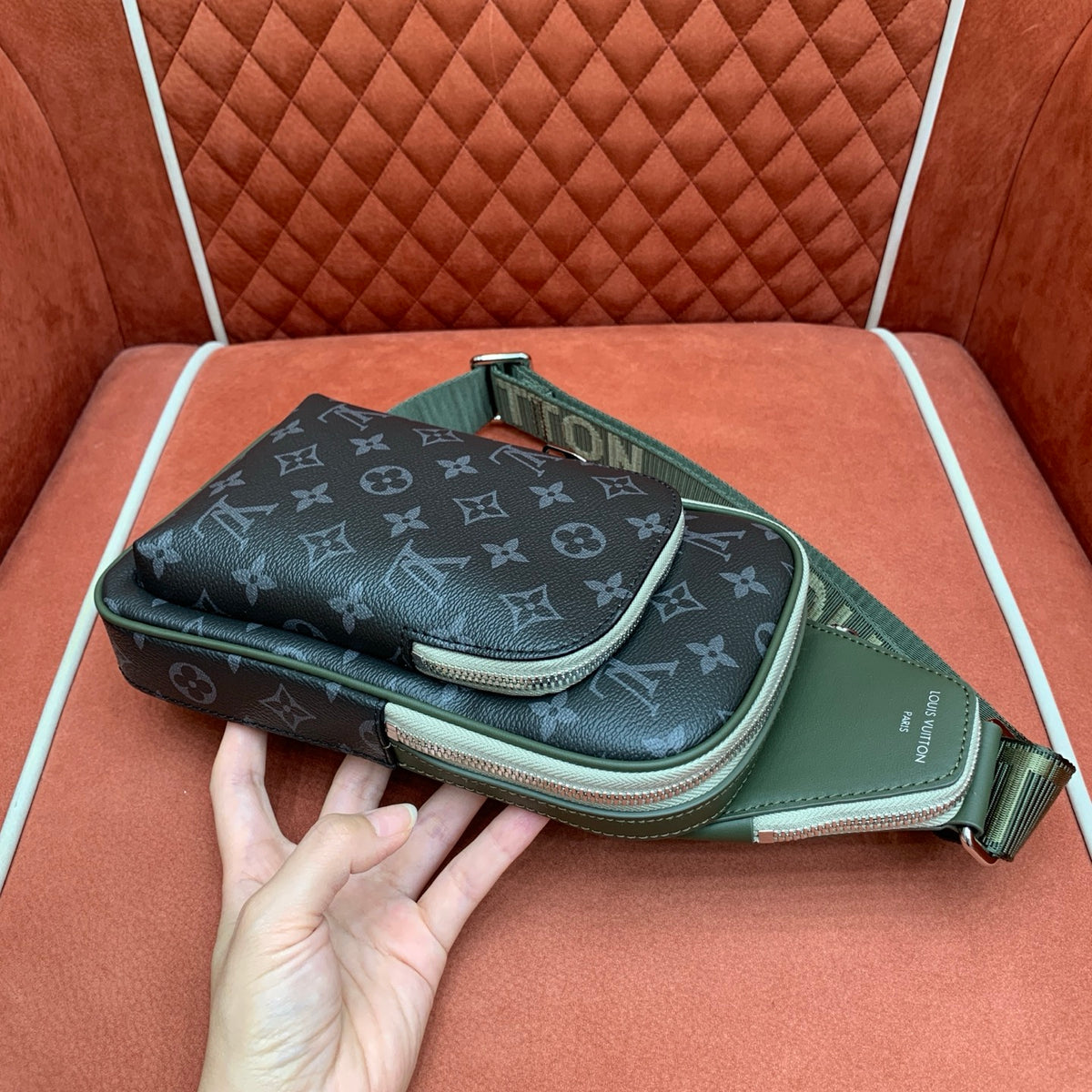 Bolsa Transversal Louis Vuitton Avenue - 33cm