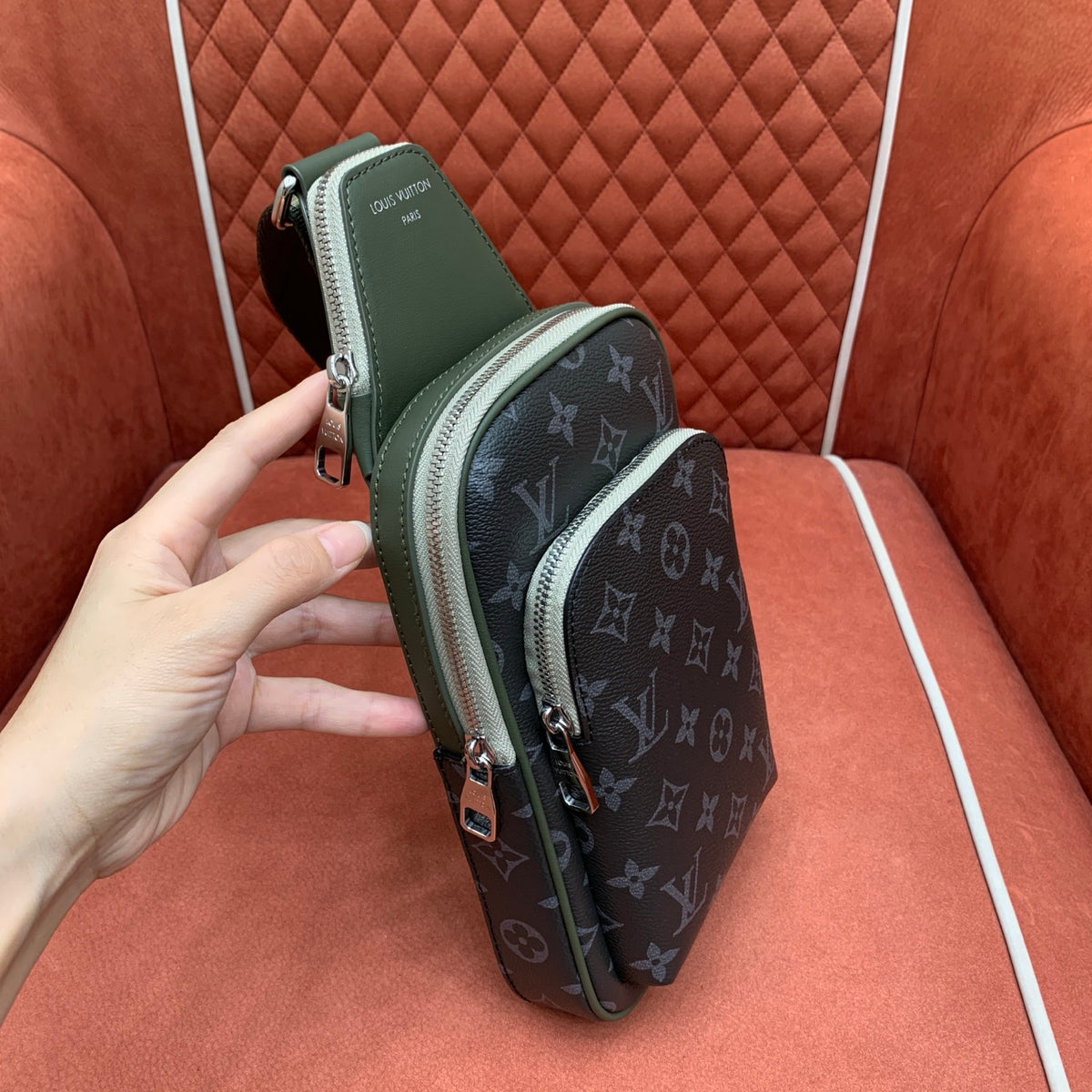 Bolsa Transversal Louis Vuitton Avenue - 33cm