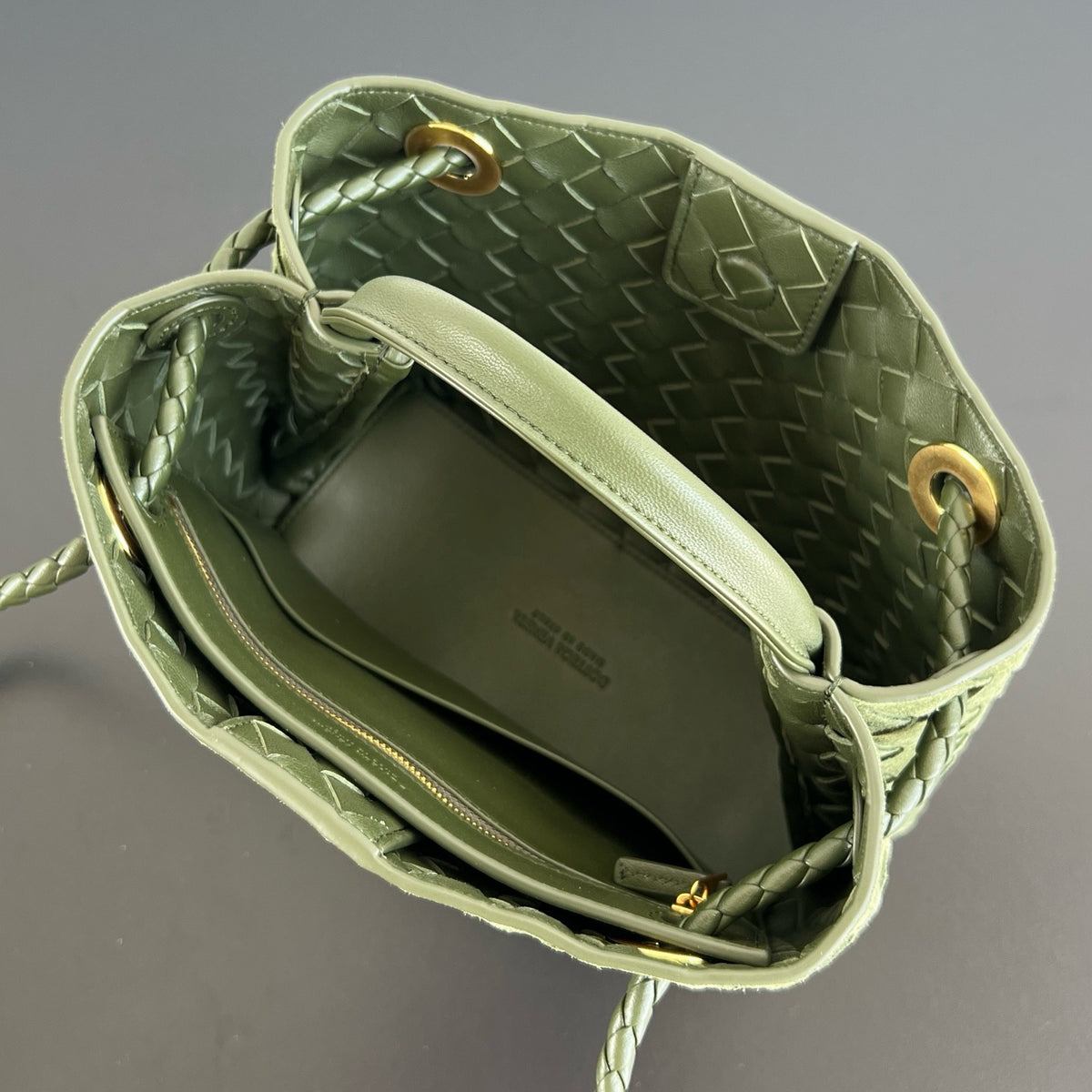 Bottega Veneta Andiamo - Couro de Bezerro e Camurça Verde - 25cm