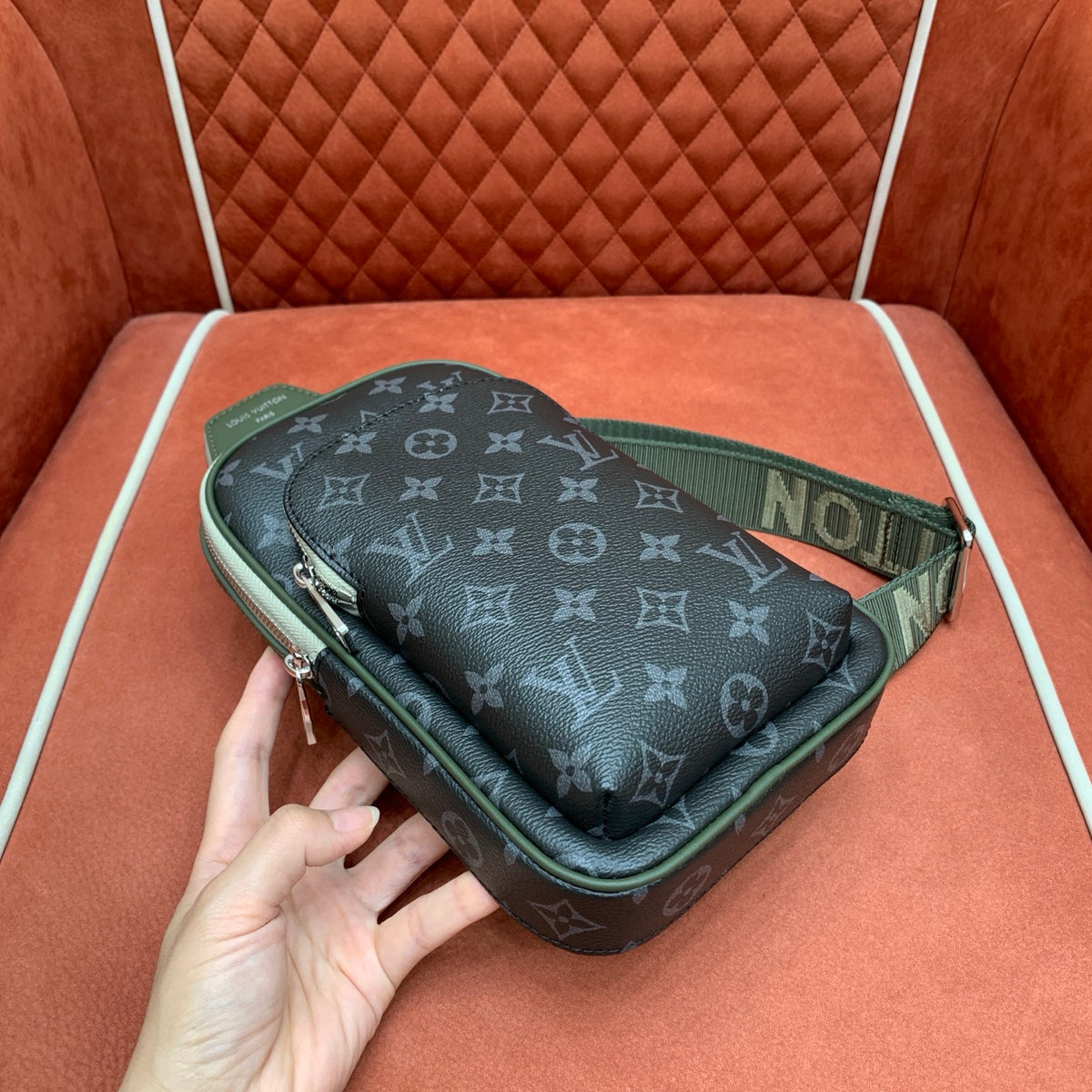 Bolsa Transversal Louis Vuitton Avenue - 33cm
