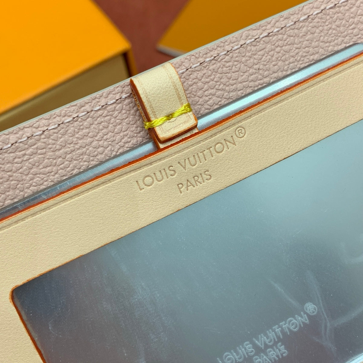 Estojo de Maquiagem Louis Vuitton com Espelho - 17 cm