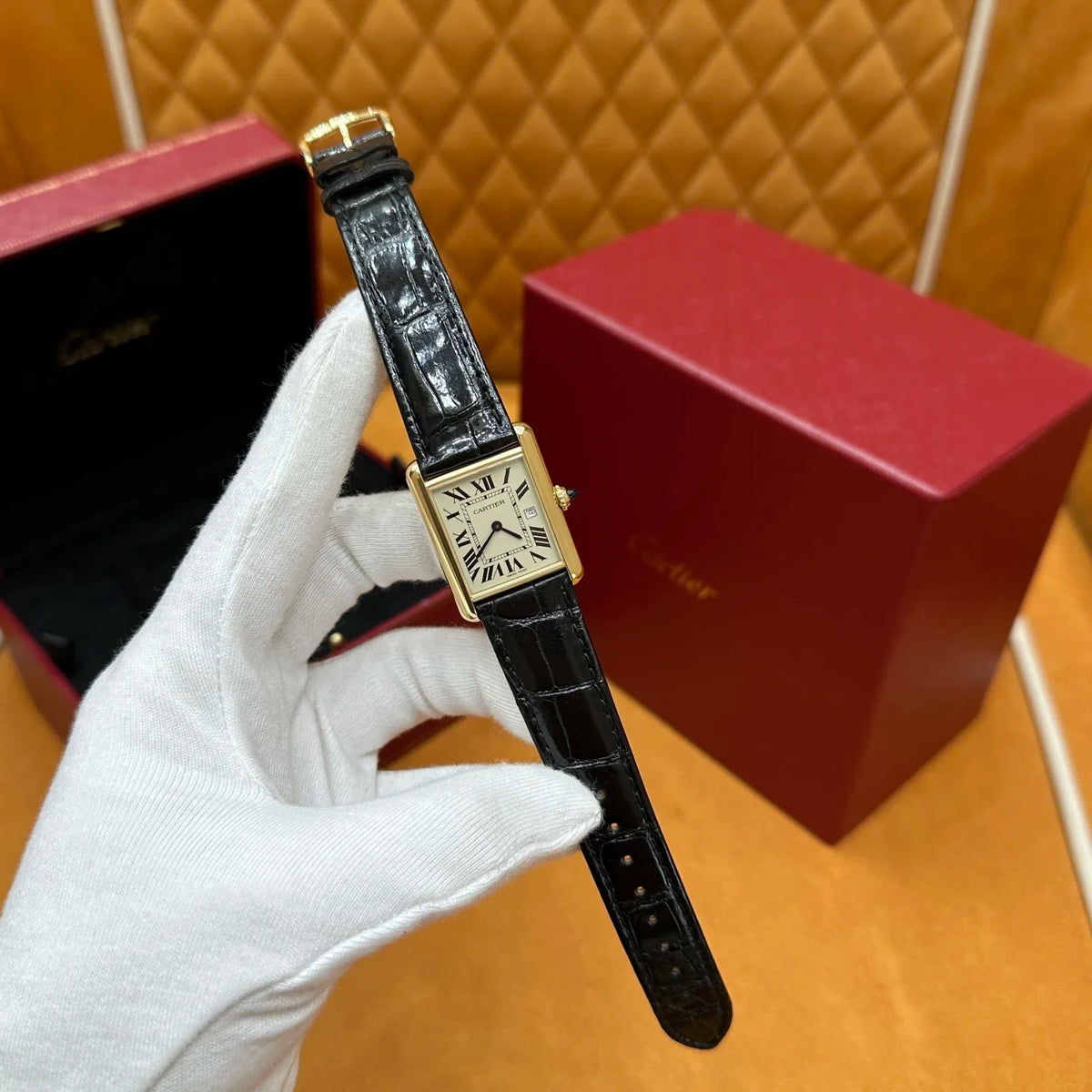 Relógio Cartier Tank – com pulseira de couro