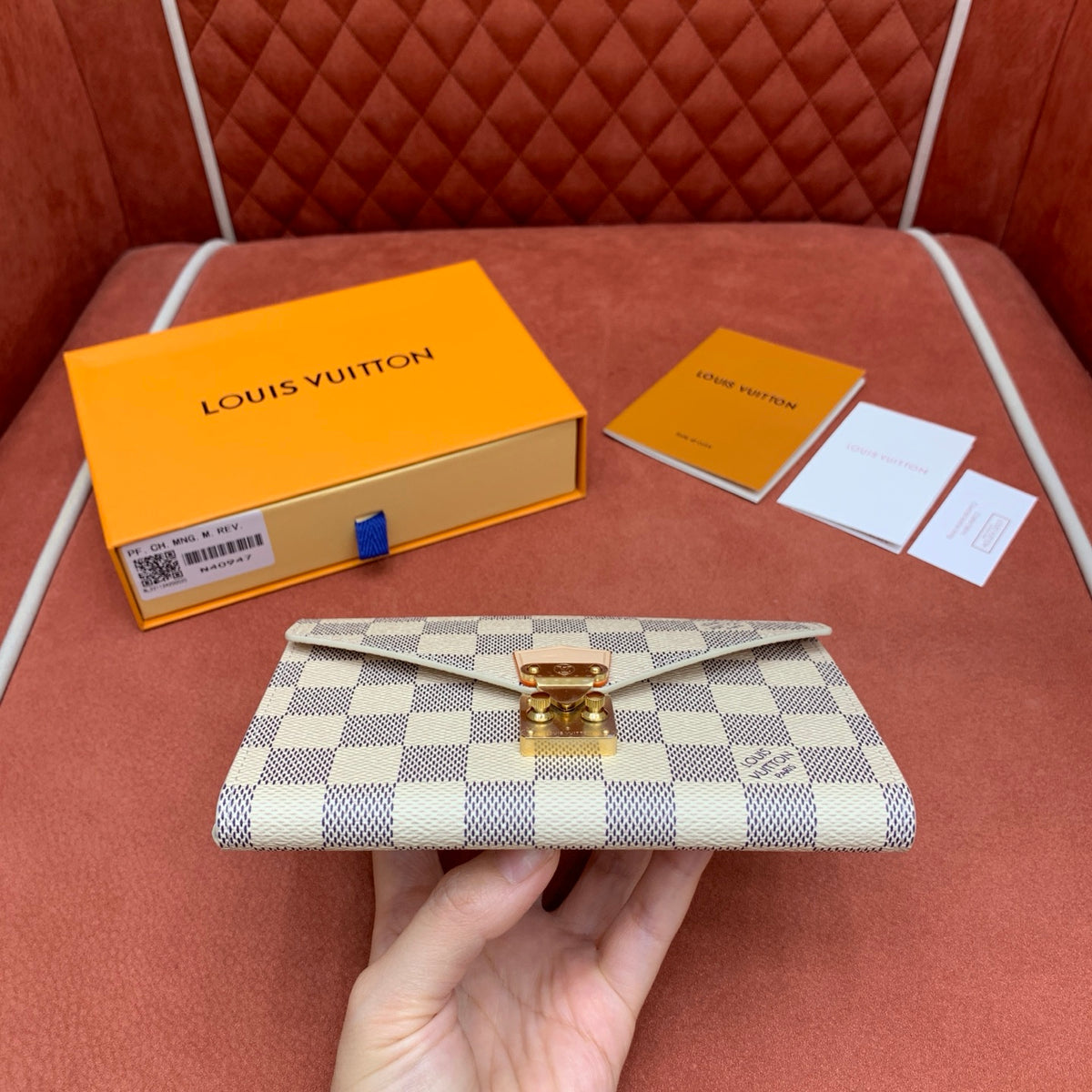 Estojo de Maquiagem Louis Vuitton com Espelho - 17 cm
