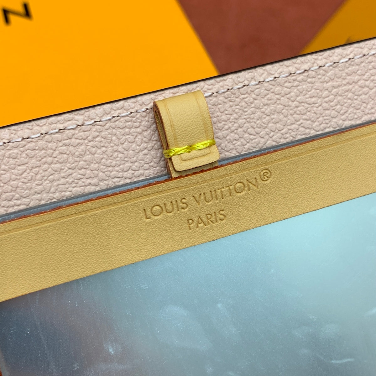 Estojo de Maquiagem Louis Vuitton com Espelho - 17 cm
