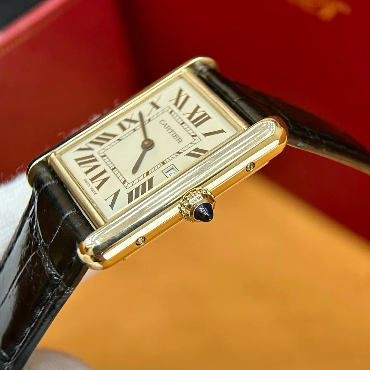 Relógio Cartier Tank – com pulseira de couro