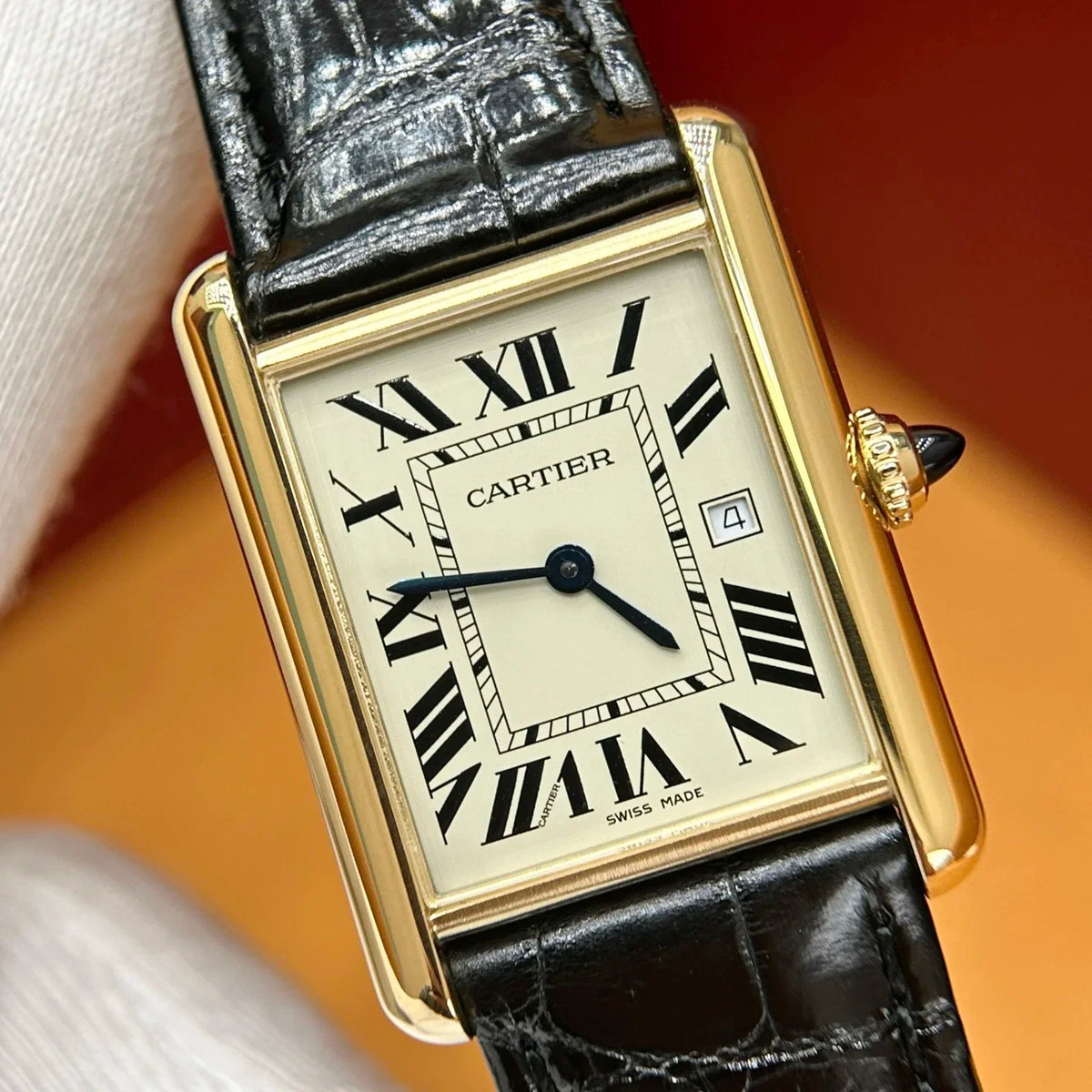 Relógio Cartier Tank – com pulseira de couro